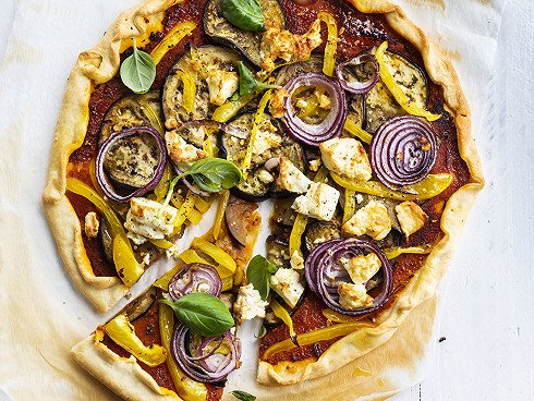 Pizza aux aubergines, poulet et oignons rouges